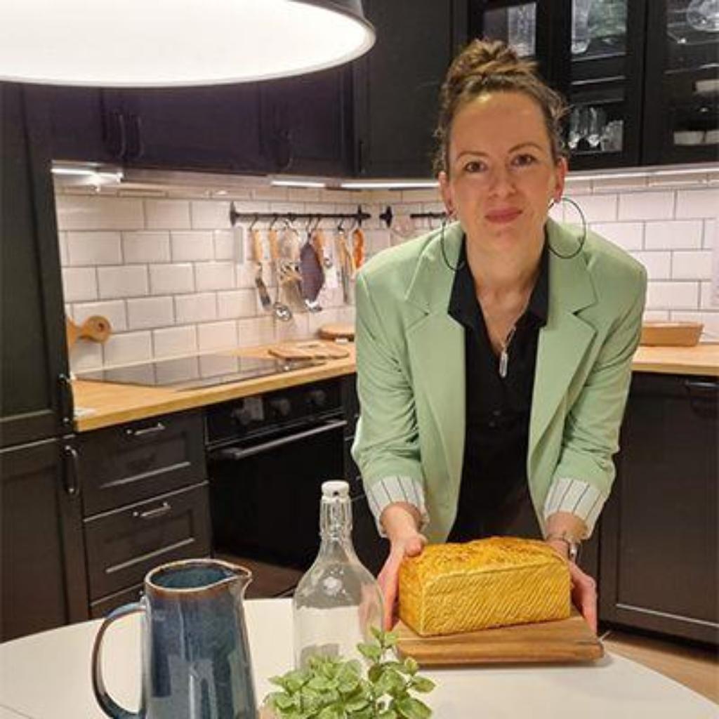 Isabell Hirsch mit frisch gebackenem Brot in einer modernen Küche